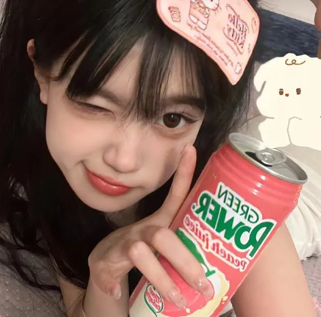 女生向前走
